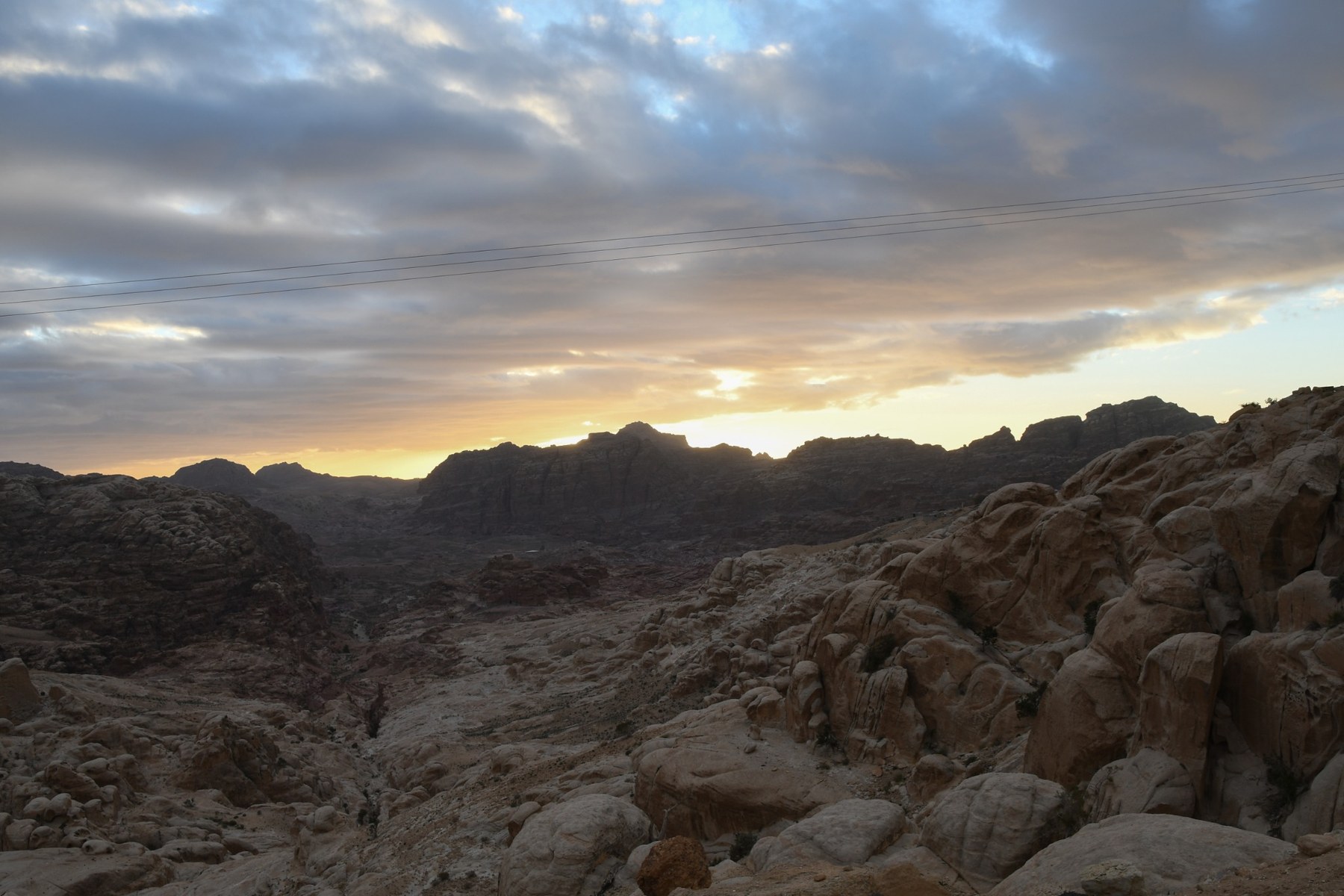 Montagne e rocce illuminate dal tramonto