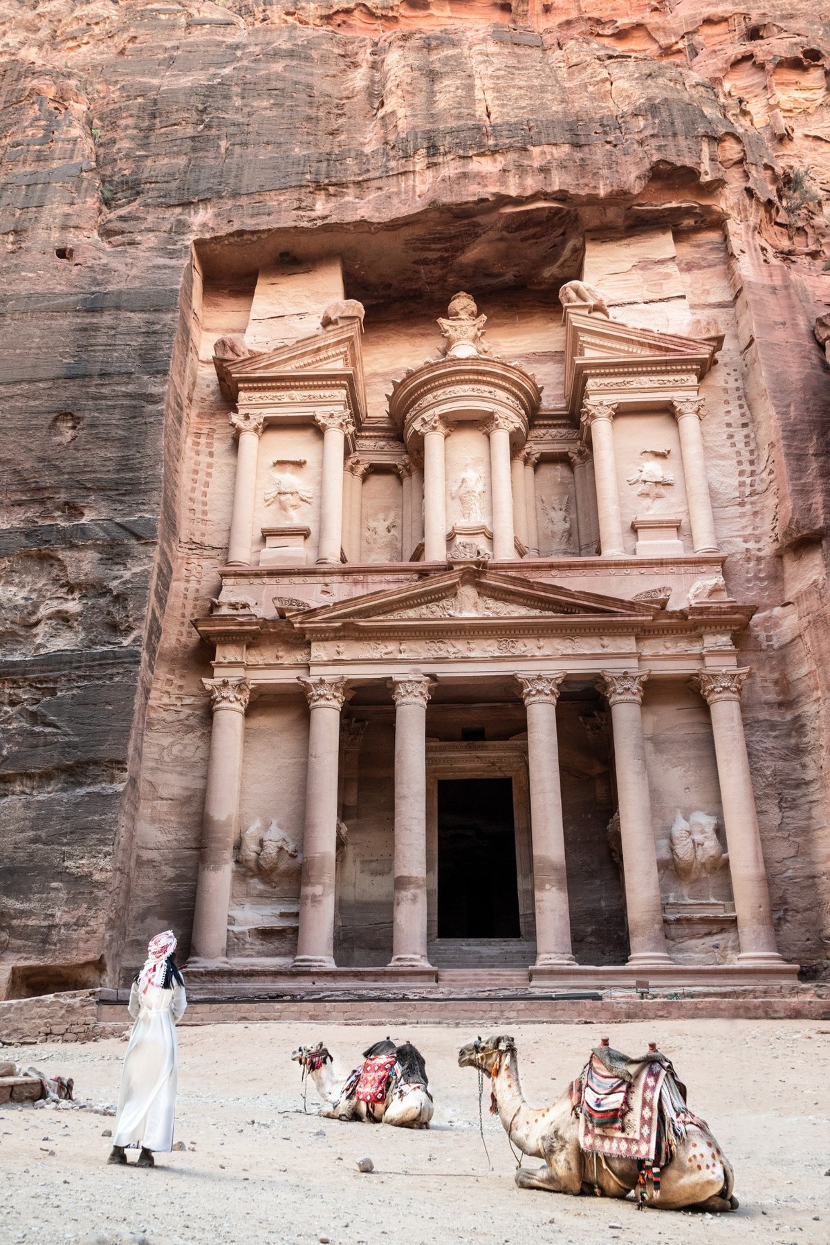 Il Tesoro di Petra con persone e cammelli