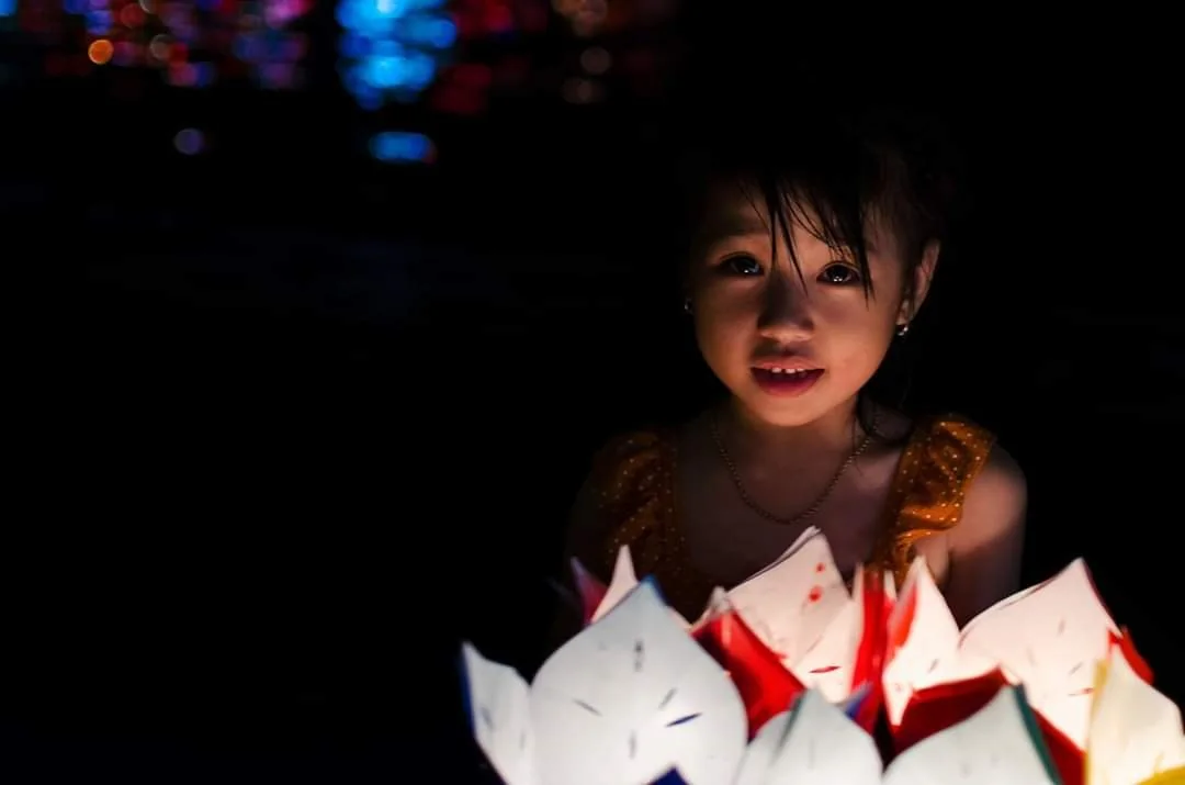 Bambina illuminata dalle lanterne in Vietnam