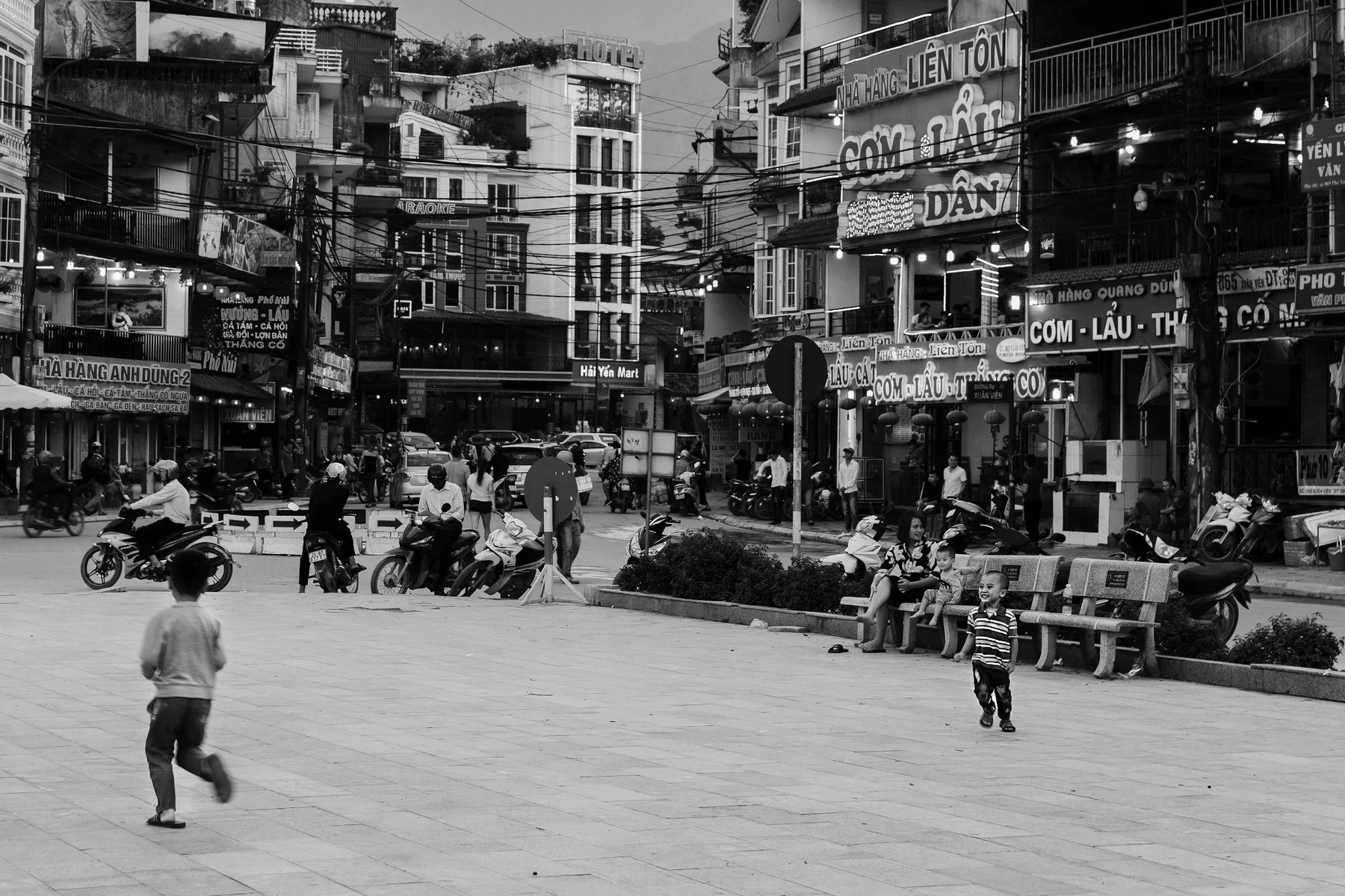 Bambini in una piazza urbana del Vietnam