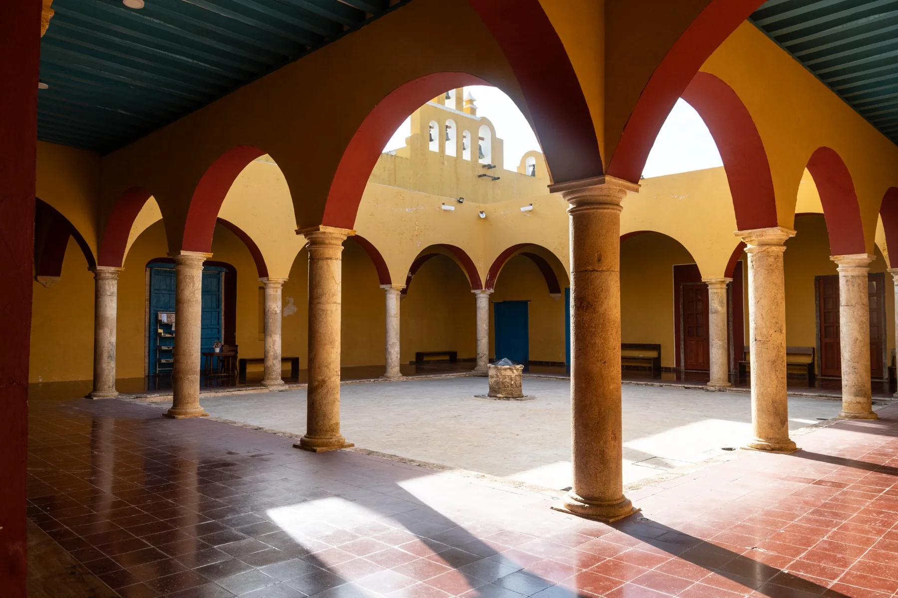 Cortile interno con arcate e colonne in un edificio storico