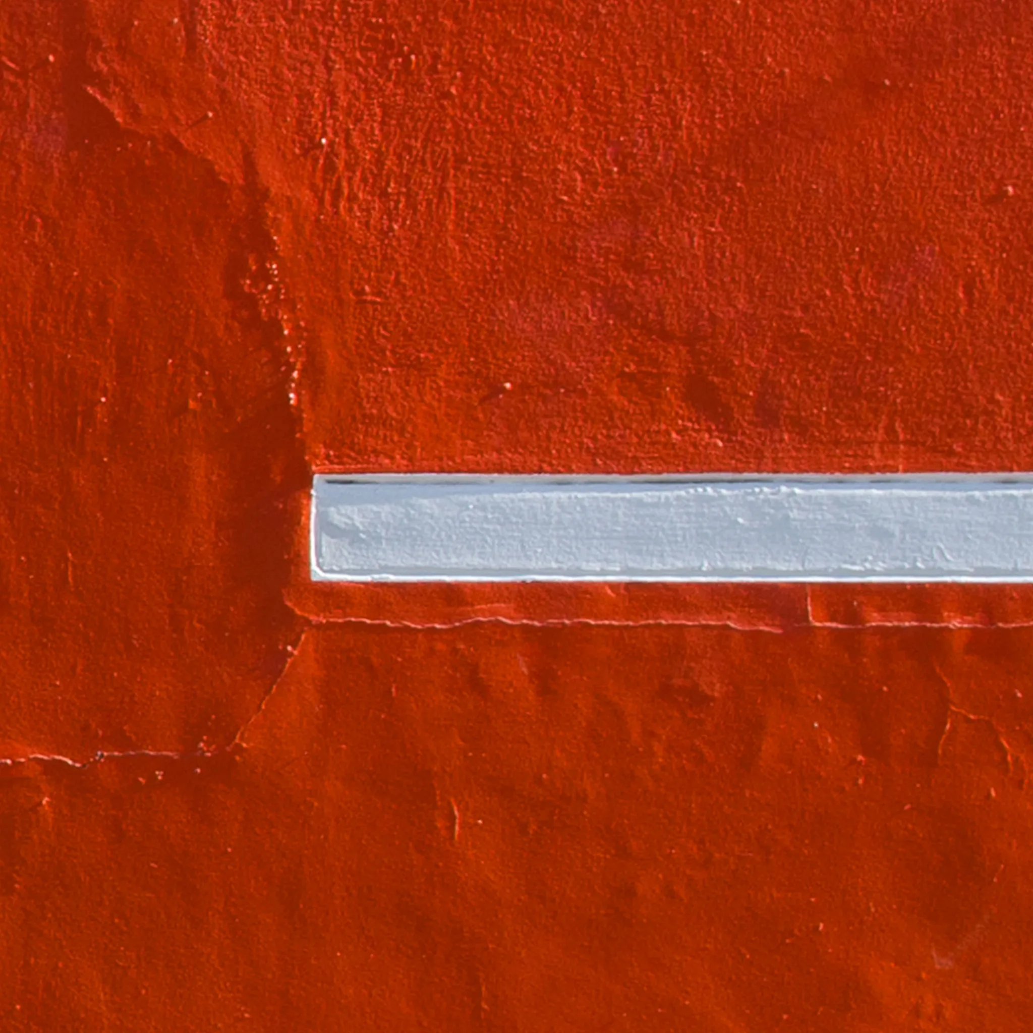Dettaglio astratto di muro rosso con linea bianca orizzontale Dettaglio astratto di muro rosso con linea bianca orizzontale