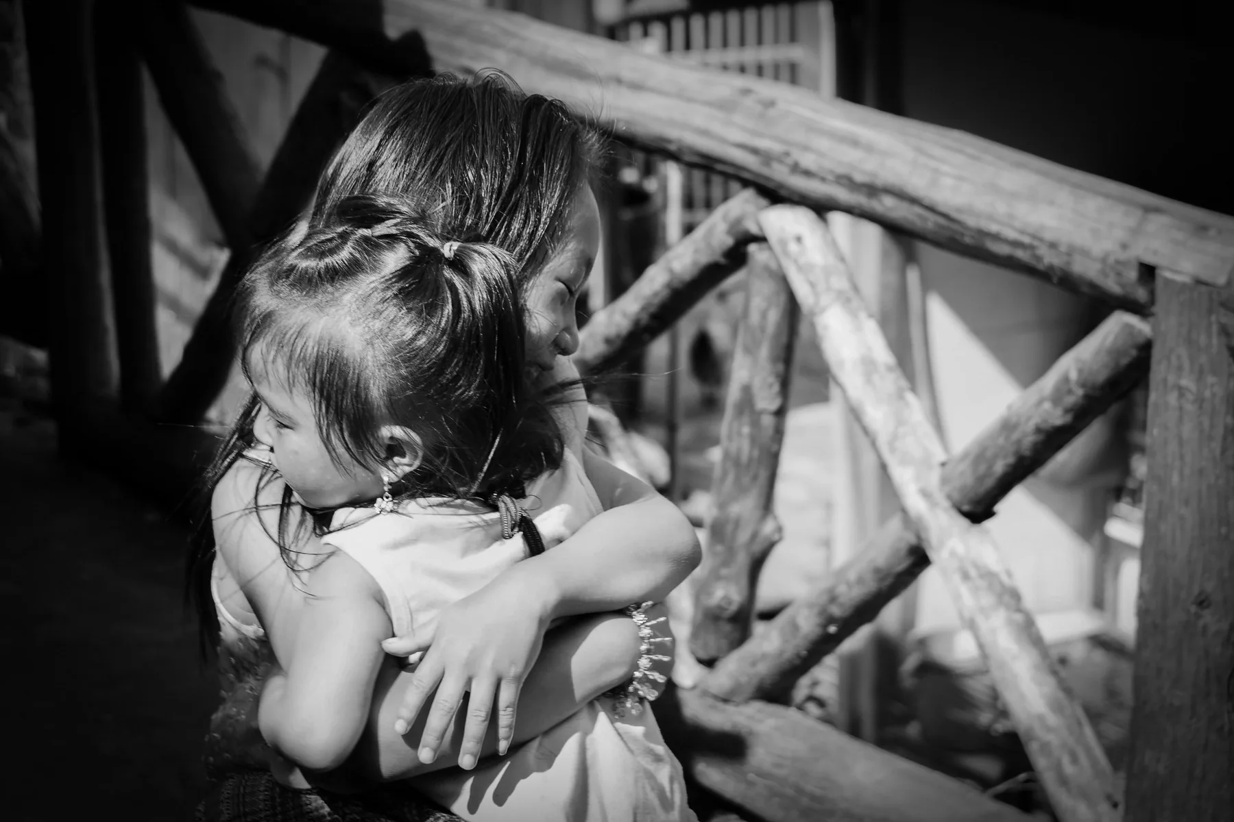 Due bambine si abbracciano