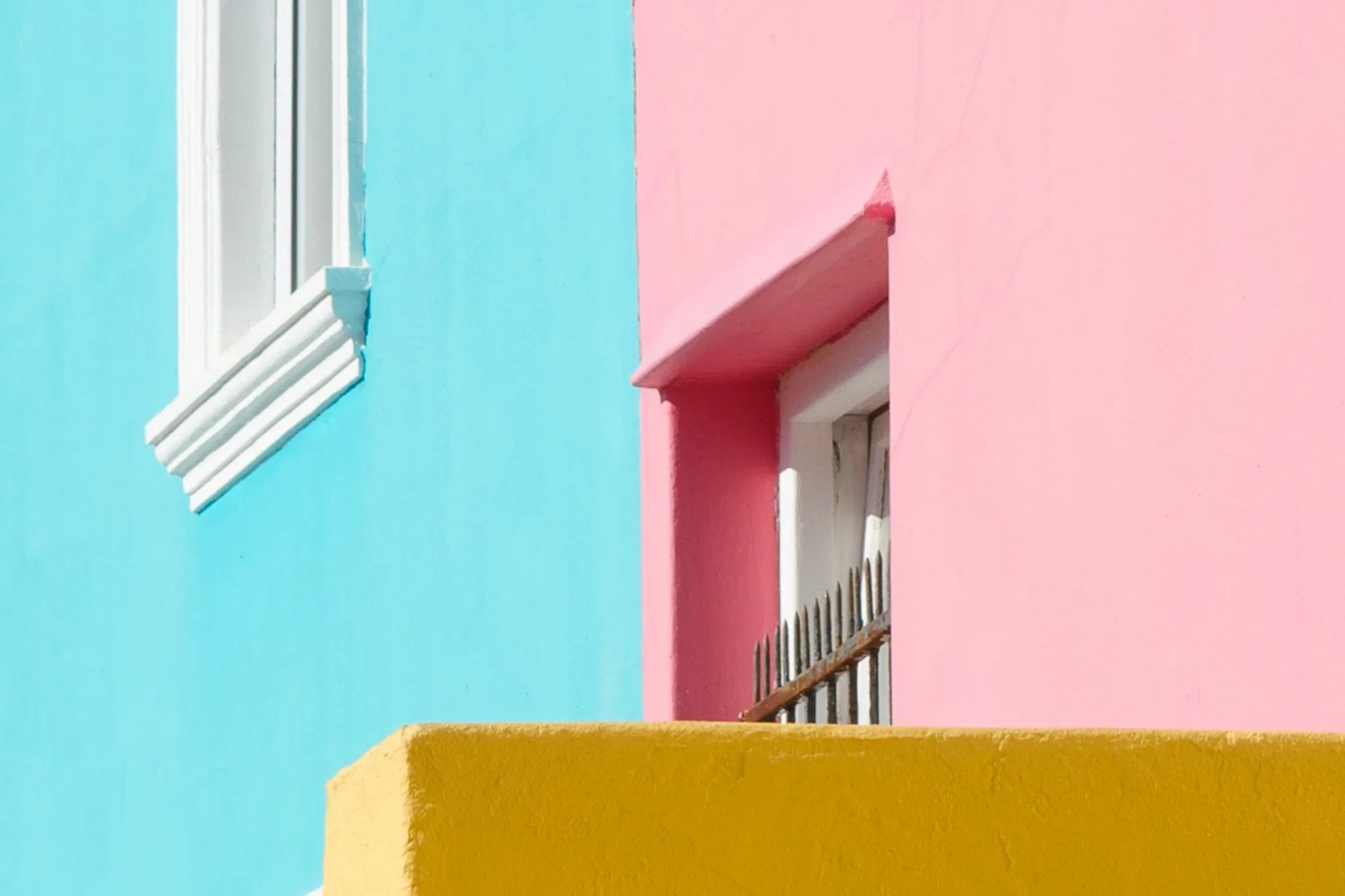 Facciate pastello azzurra e rosa con parapetto giallo a Bo-Kaap Facciate pastello azzurra e rosa con parapetto giallo a Bo-Kaap
