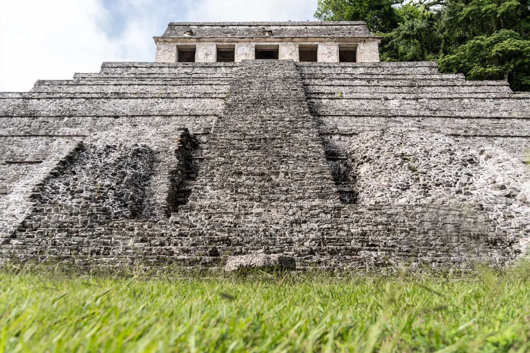 Grande scalinata in pietra di un sito archeologico maya