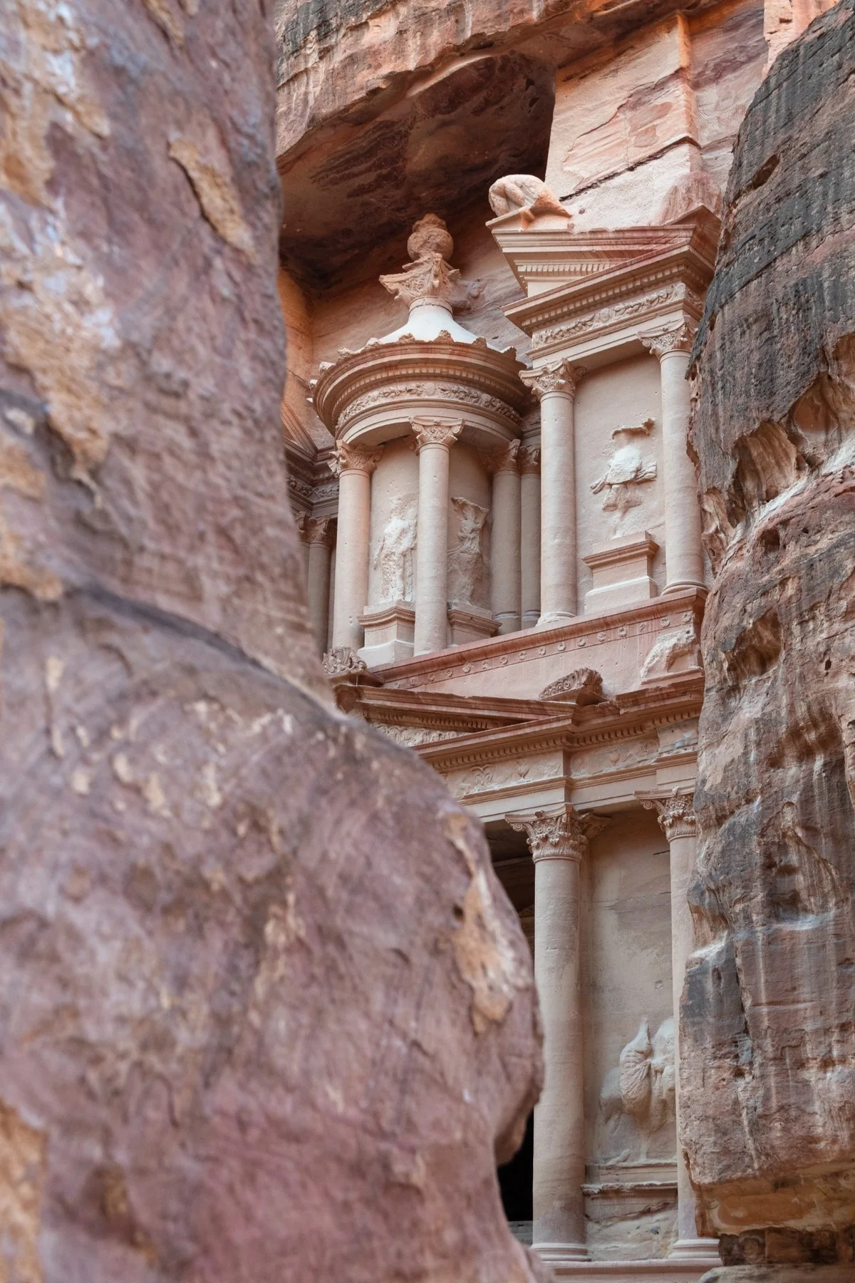 Il Tesoro di Petra appare tra le pareti del Siq