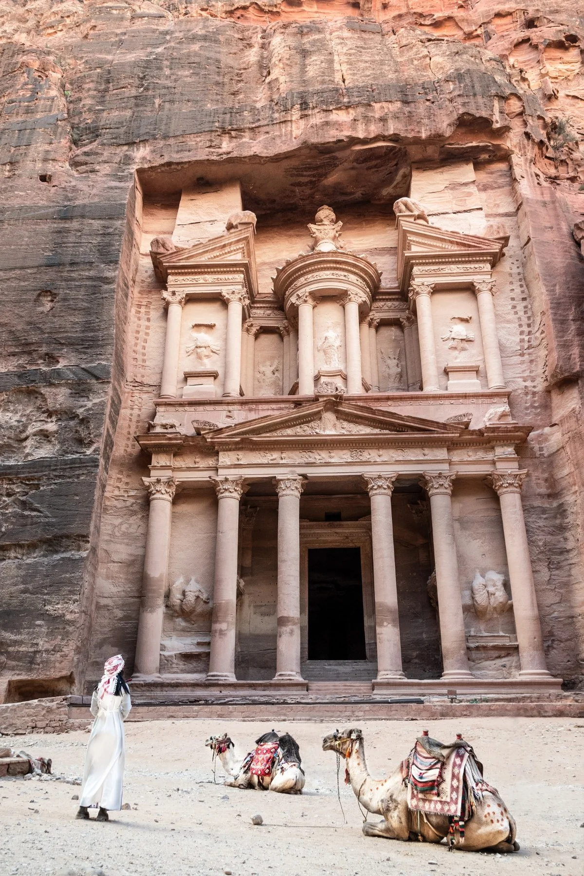 Il Tesoro di Petra con persone e cammelli