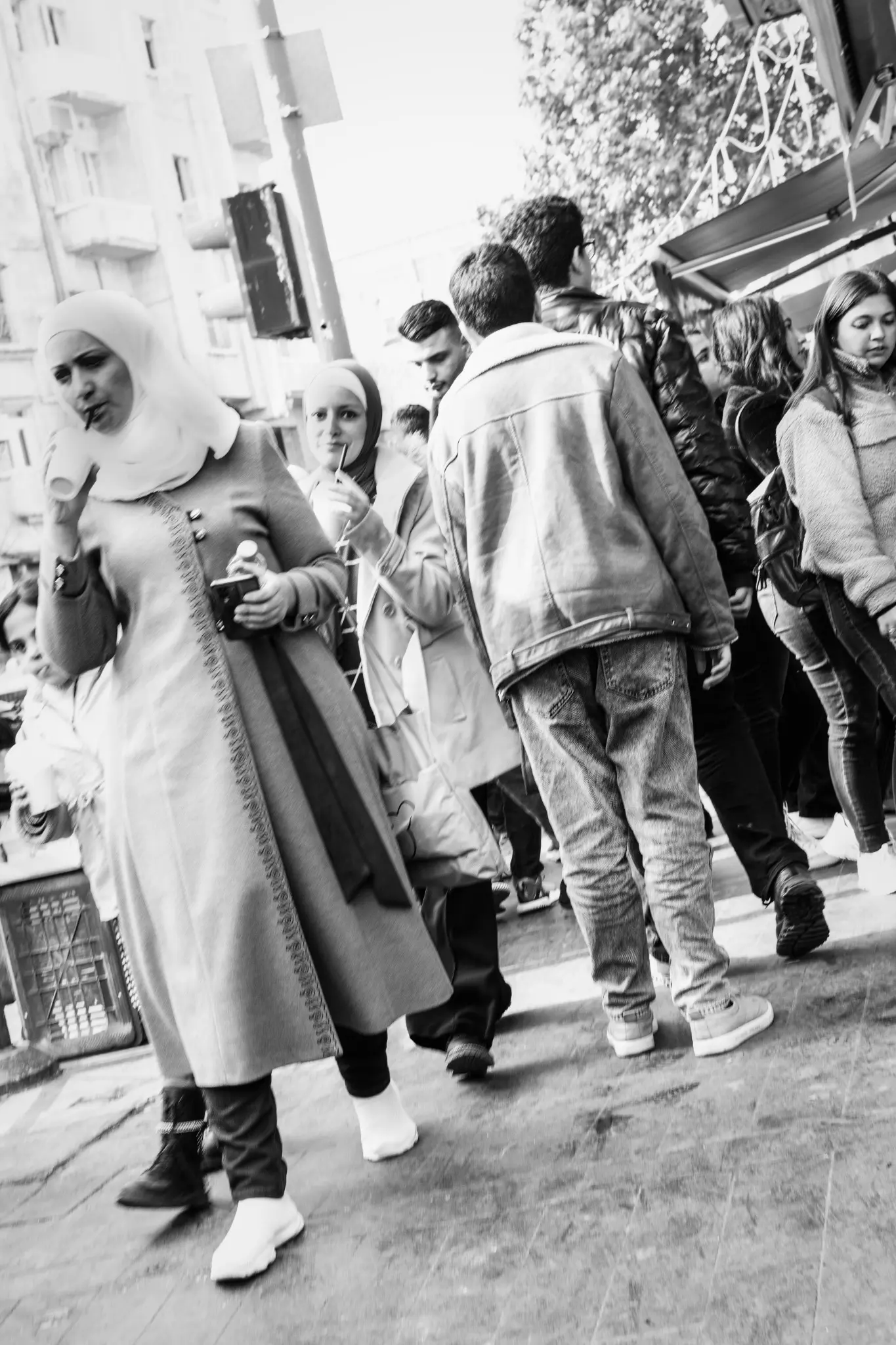 Passanti attraversano una strada molto affollata nel centro di Amman.