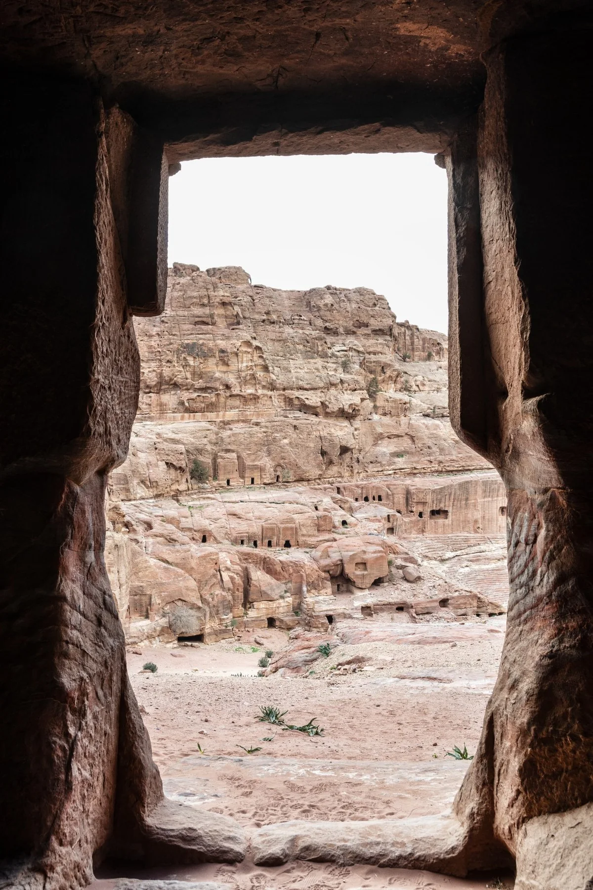 Paesaggio incorniciato da un'apertura nella roccia