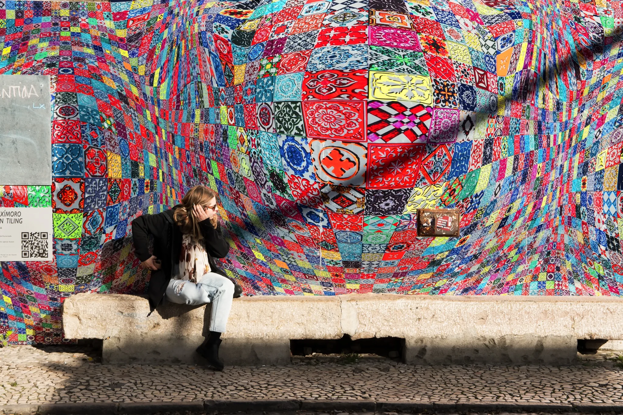 Una scena di street photography attraversata da colori intensi e figure umane a Lisbona.