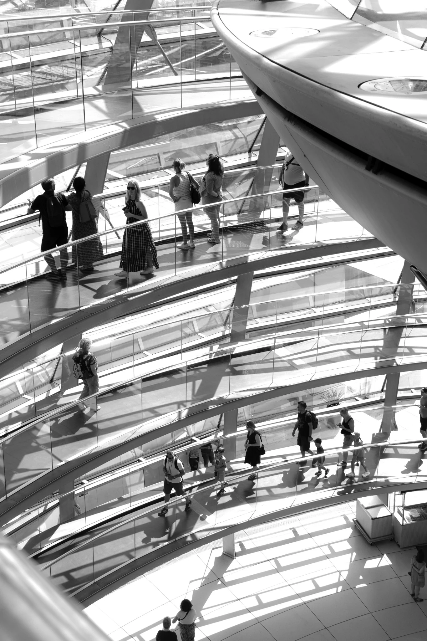 Persone percorrono le rampe interne del Reichstag