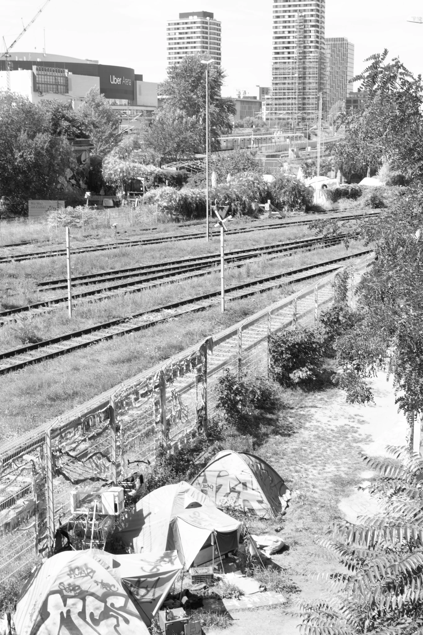 Tende e binari ferroviari ai margini della città