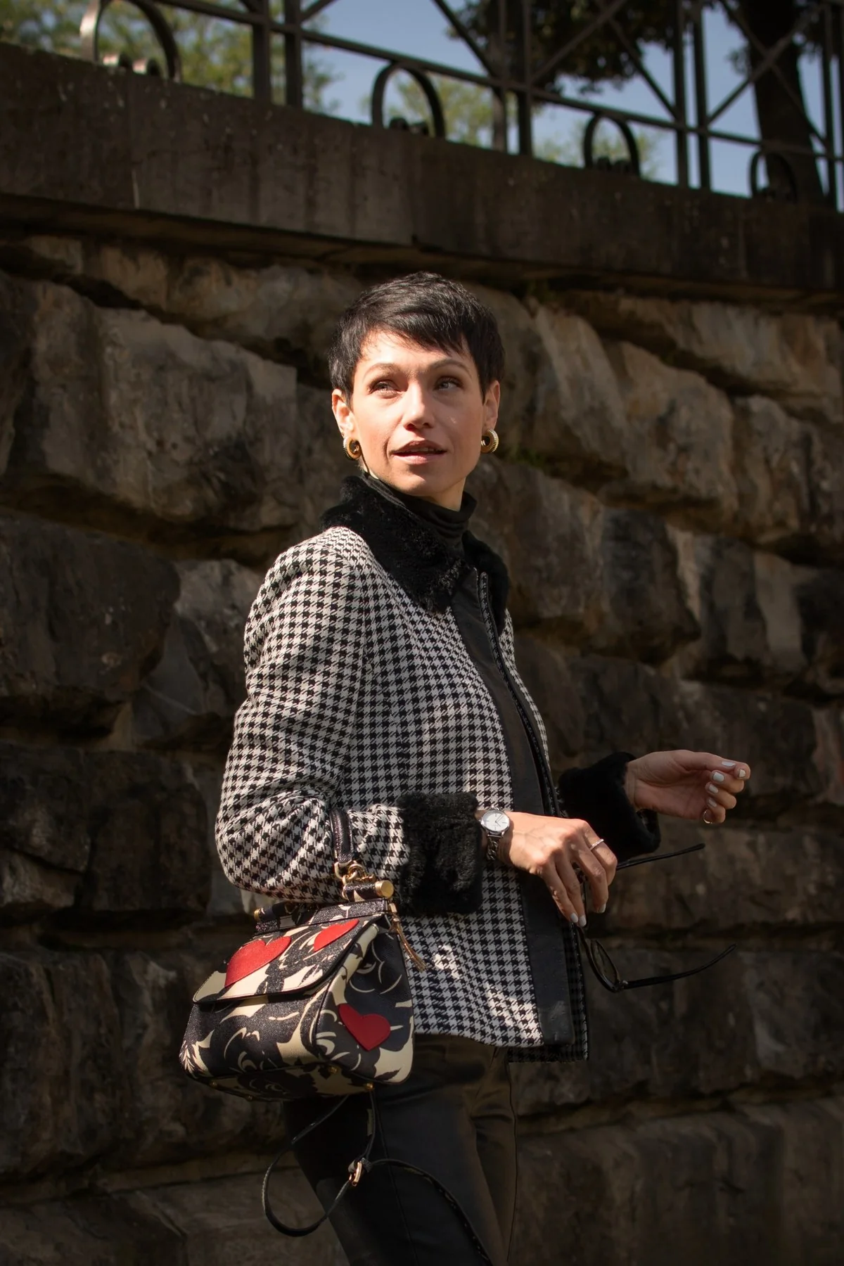 Ritratto con luce laterale e borsa