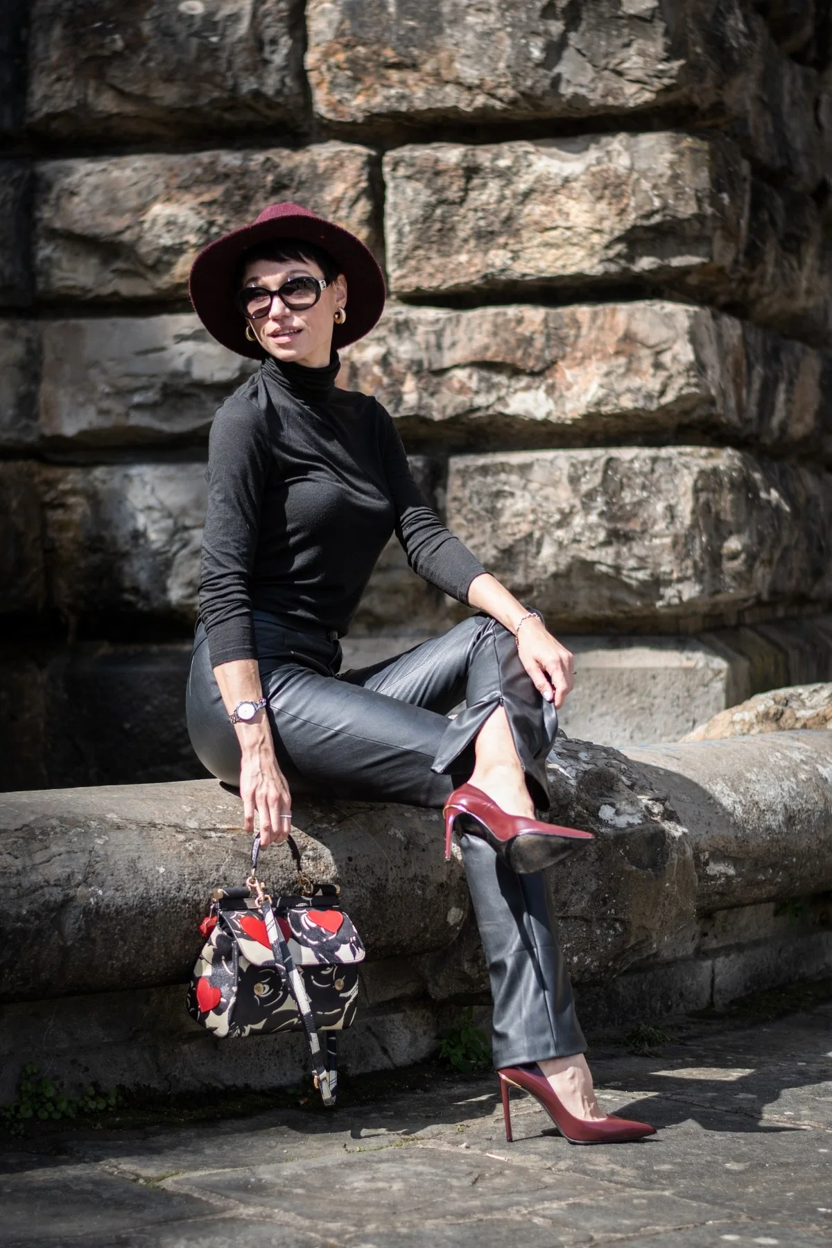 Ritratto seduto in ambiente urbano