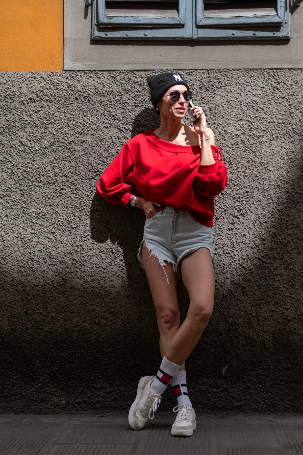 Ritratto urbano in rosso
