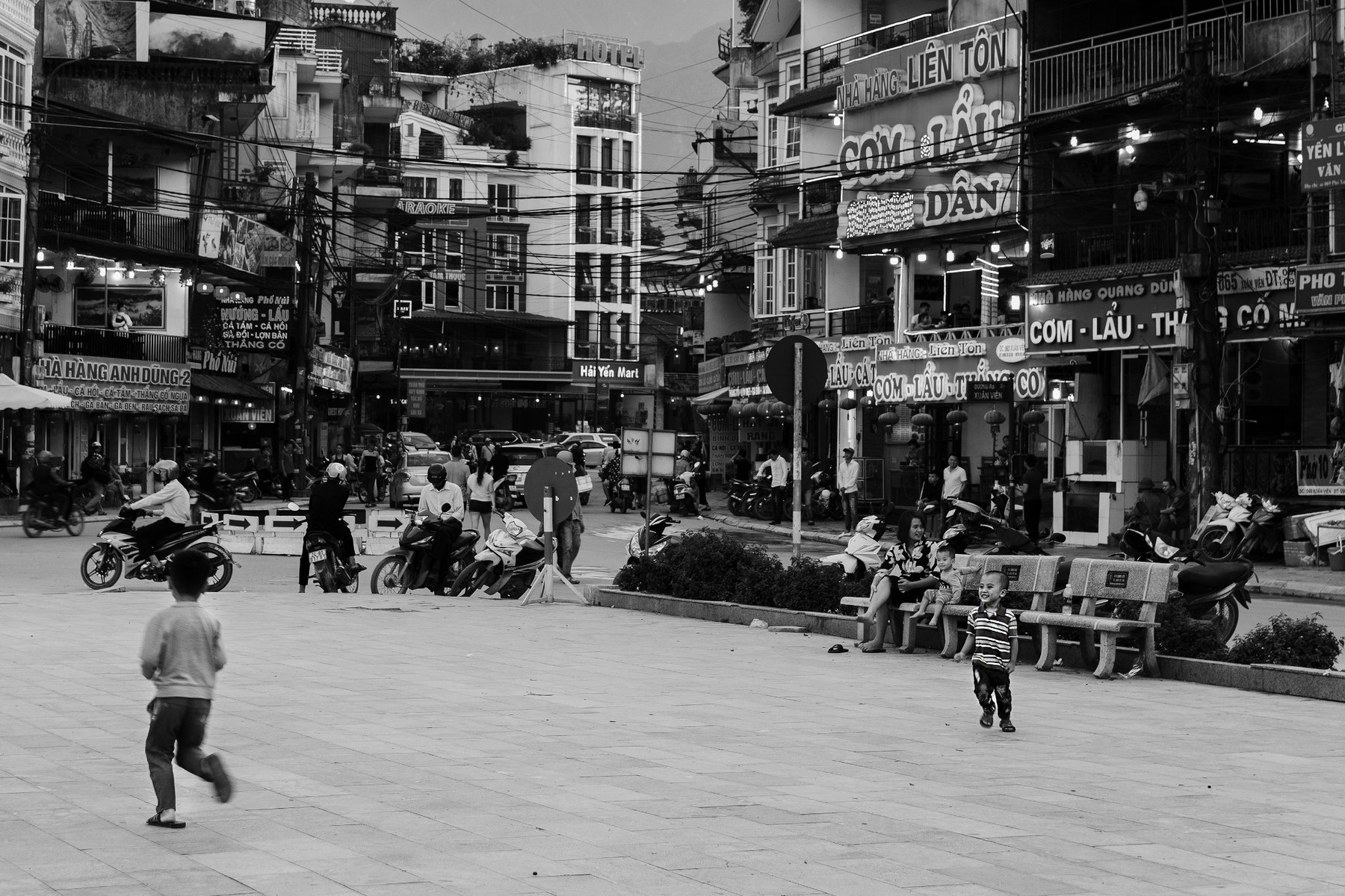 Bambini in una piazza urbana del Vietnam